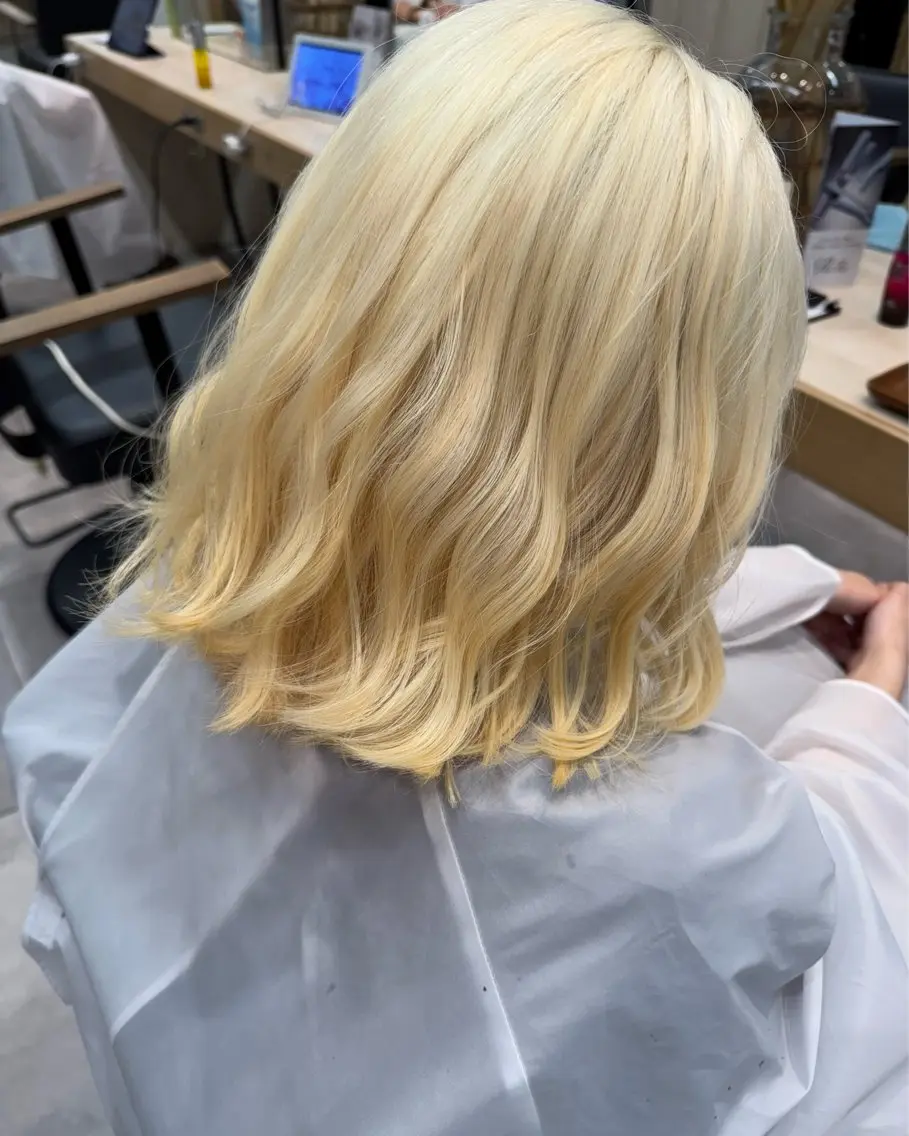 ミディアム カラー ヘアアレンジ ブリーチ 抜きっぱなしブロンド ケアブリーチ ヘアカラー ハイトーン特化🤍 浦住のヘアスタイル