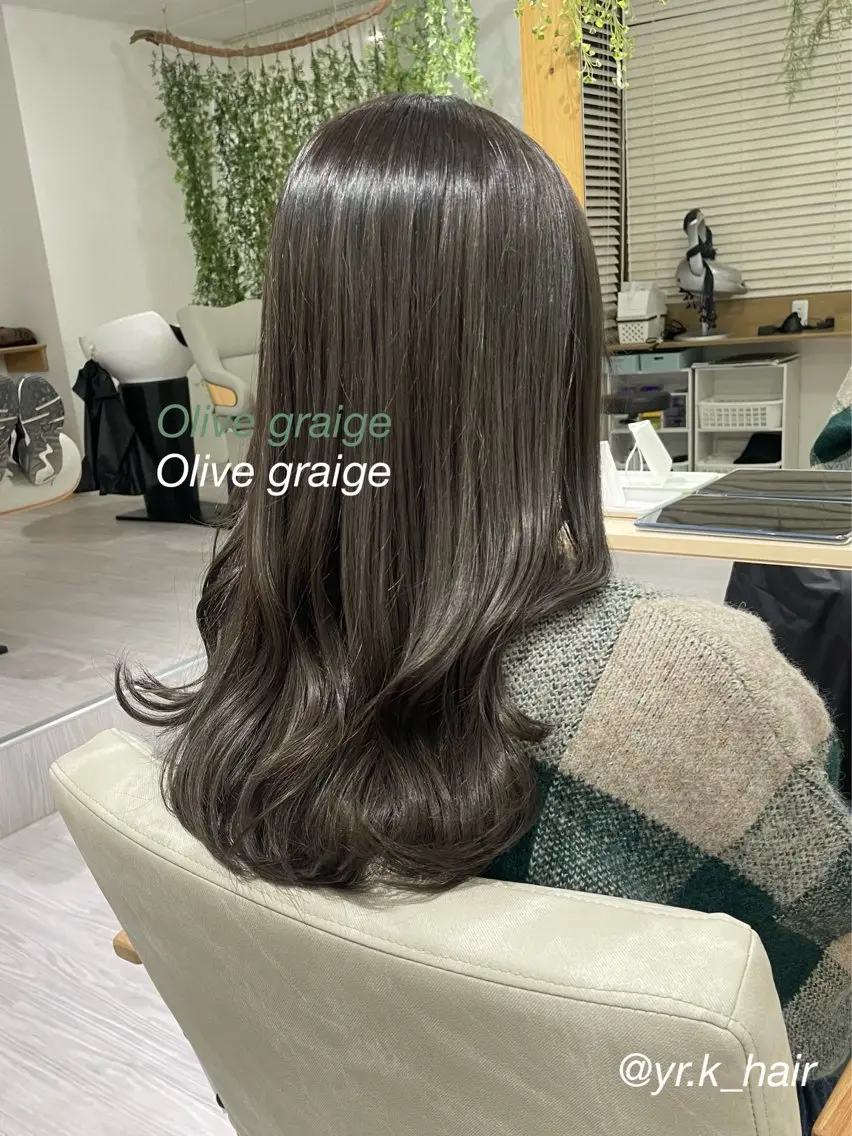 ロング カラー ブリーチ グレージュ オリーブグレージュ オリーブグレー 赤味消し.髪質改善 🌿𝘠𝘜𝘙𝘐のヘアスタイル