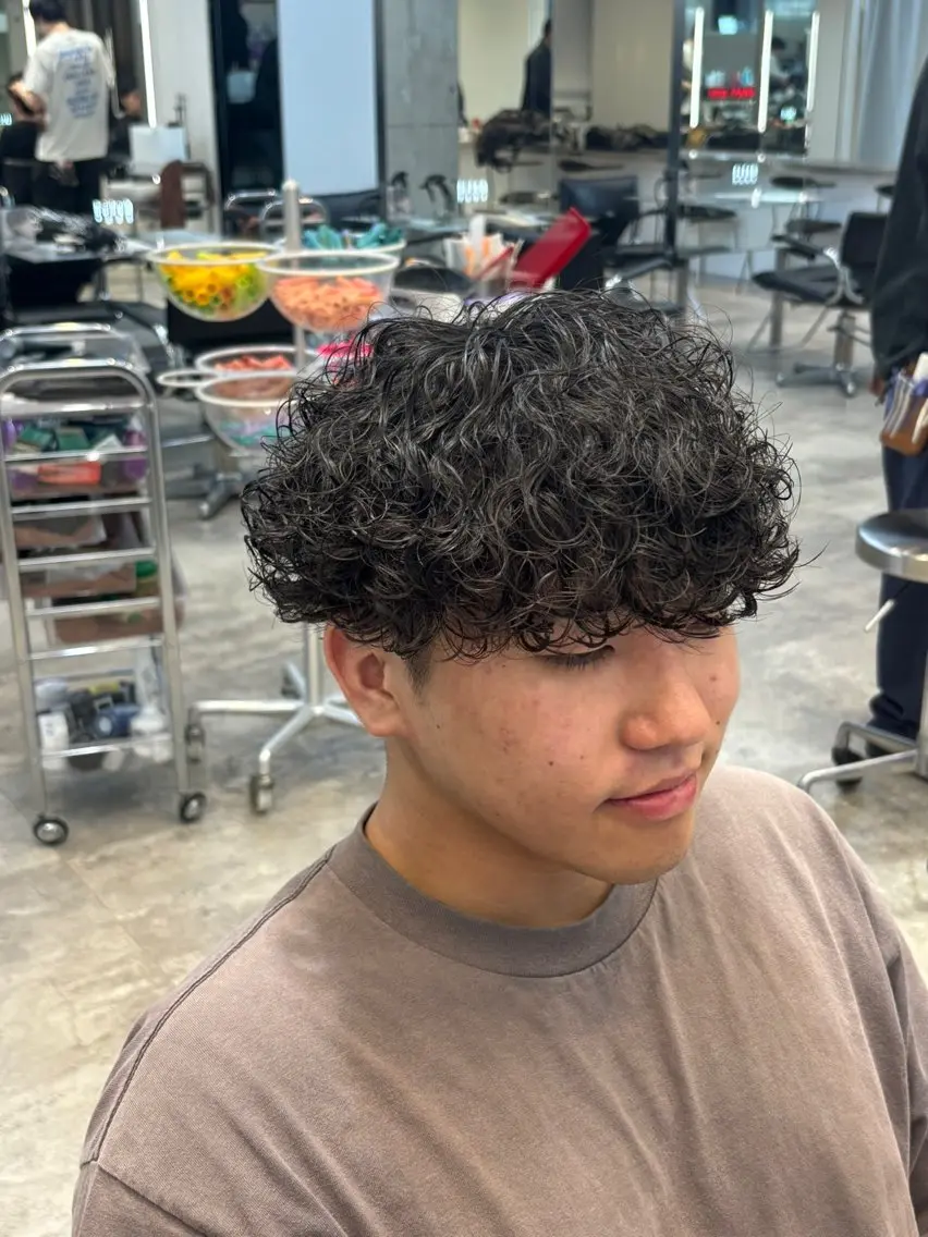 ショート パーマ メンズ メンズパーマ プードルパーマ 波巻きパーマ プードルパーマ 【fifth】上條 巧真のヘアスタイル