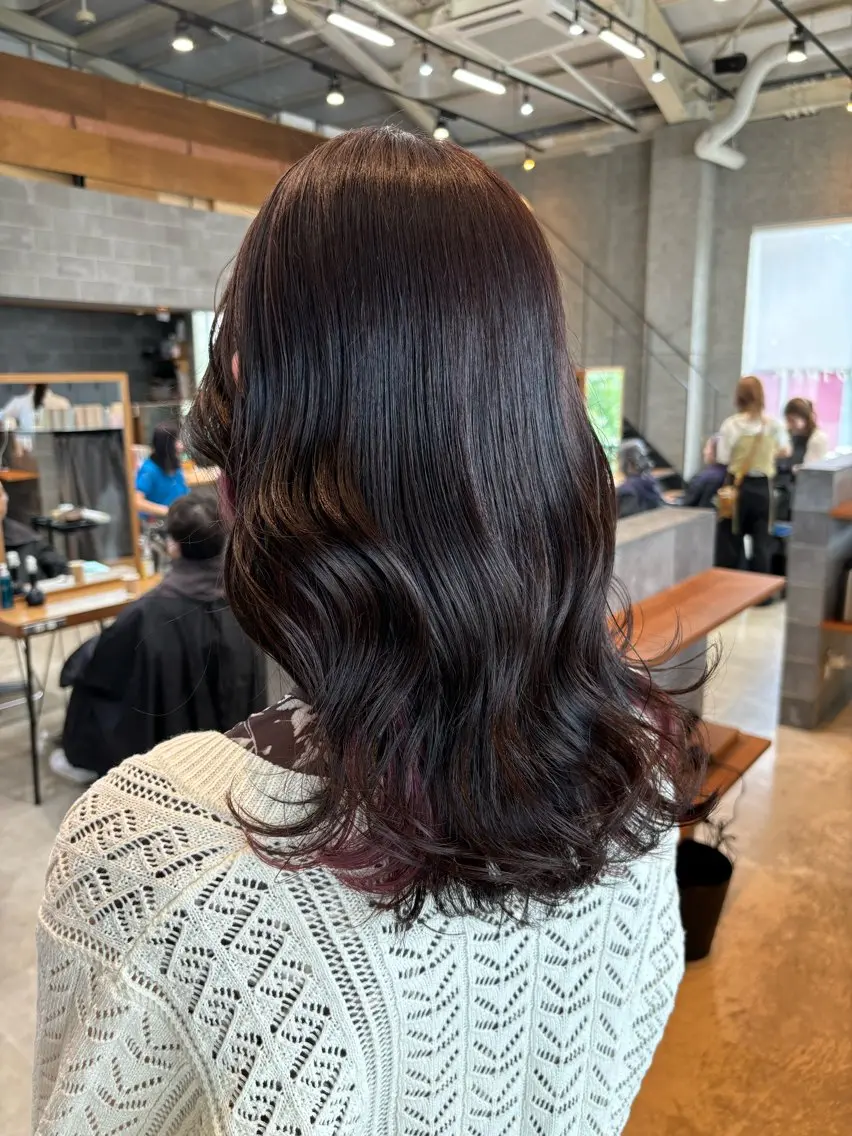 ミディアム カラー パーマ ヘアアレンジ ブラウンカラー カシス ラベンダーカラー ラベンダーブラウン カット ヘアカラー トリートメント ヘッドスパ ヘアセット 押切 響　のヘアスタイル