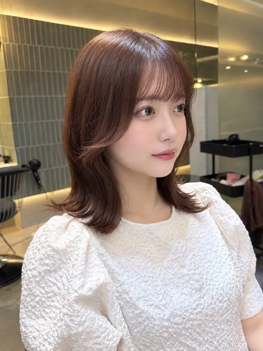 ミディアム デート レイヤーカット シースルーバング 小顔カット 外ハネヘア カット ヘアカラー トリートメント 小顔レイヤー/顔周り 艶髪カラー/金山のヘアスタイル