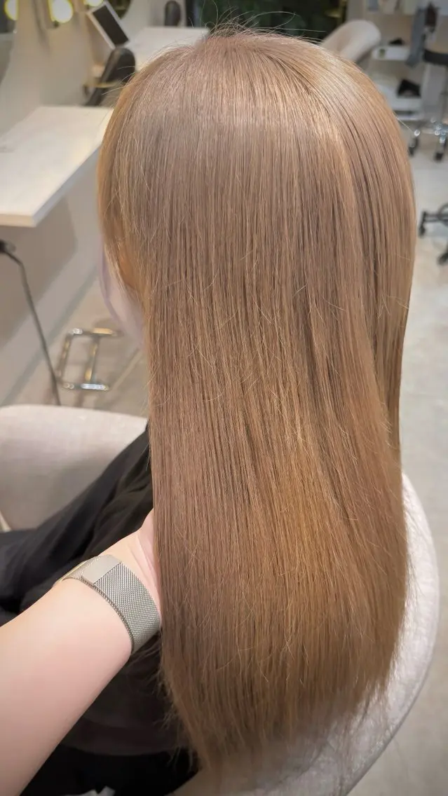 セミロング カラー ベージュカラー ミルクティーベージュ ヘアカラー 辻 凜香のヘアスタイル
