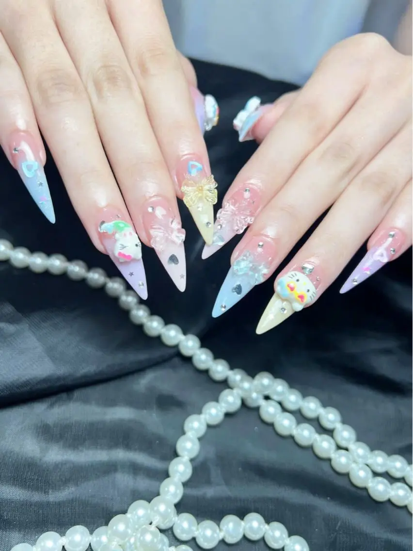 ネイル キラキラネイル マグネットネイル ぷっくりネイル ネイルチップ ワンホンネイル ハンドネイル Lyna 池袋のネイルデザイン