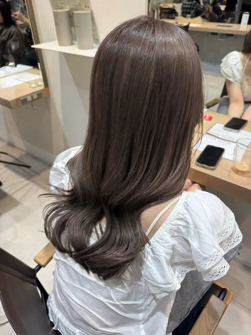 ミディアム カラー 透明感カラー グレージュ 韓国風ヘア 上里 依愛のヘアスタイル