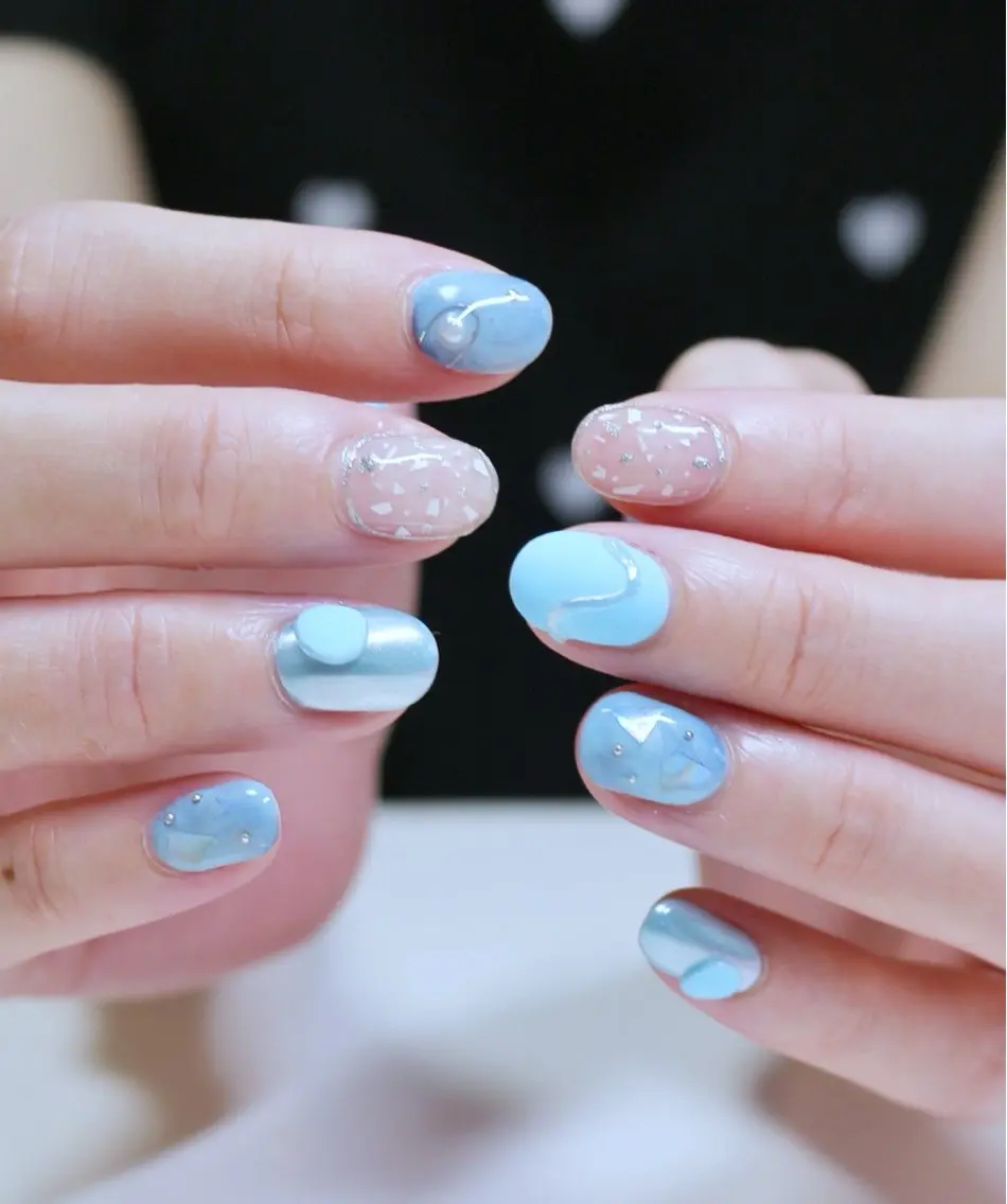 ネイル ブルー マットネイル ニュアンスネイル 夏ネイル ワンホンネイル ハンドネイル Baku Nailsのネイルデザイン
