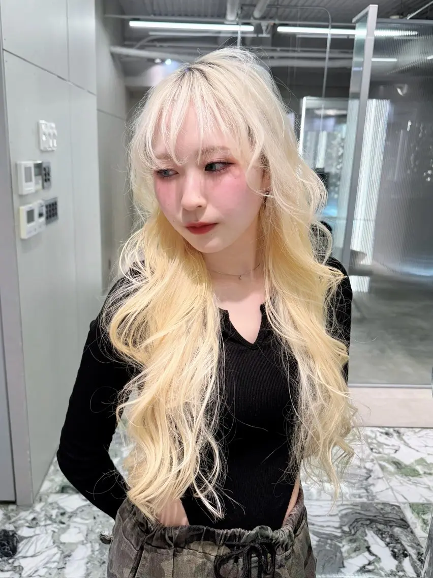 ロング カラー ブリーチ ブロンド ケアブリーチ ハイトーンカラー ホワイトブロンド ヘアカラー RIHO🎀栄 ハイトーン×顔周りのヘアスタイル
