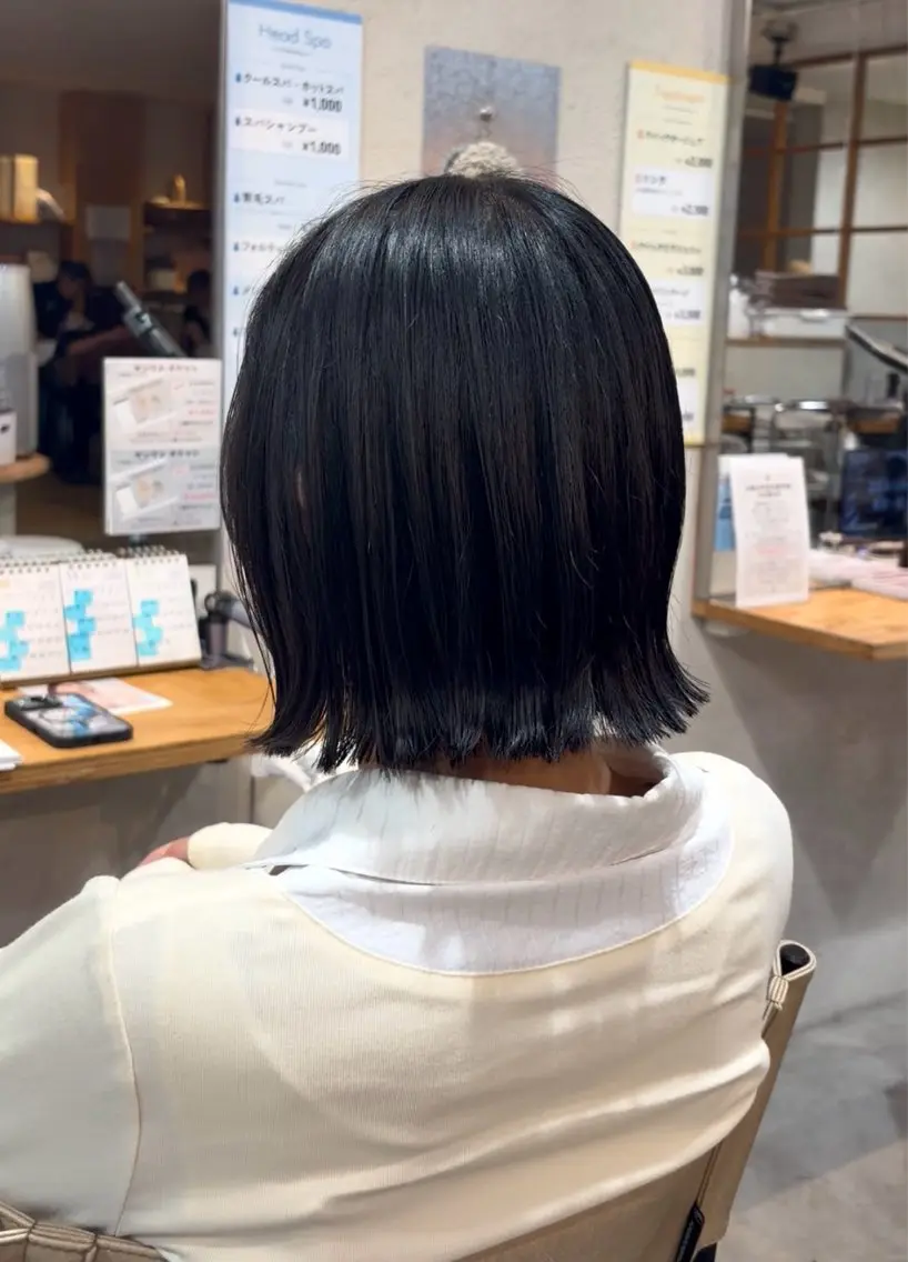 ミディアム 切りっぱなしボブ ミディアムパーマ ボブ カット momoka オリーブ/ベージュのヘアスタイル