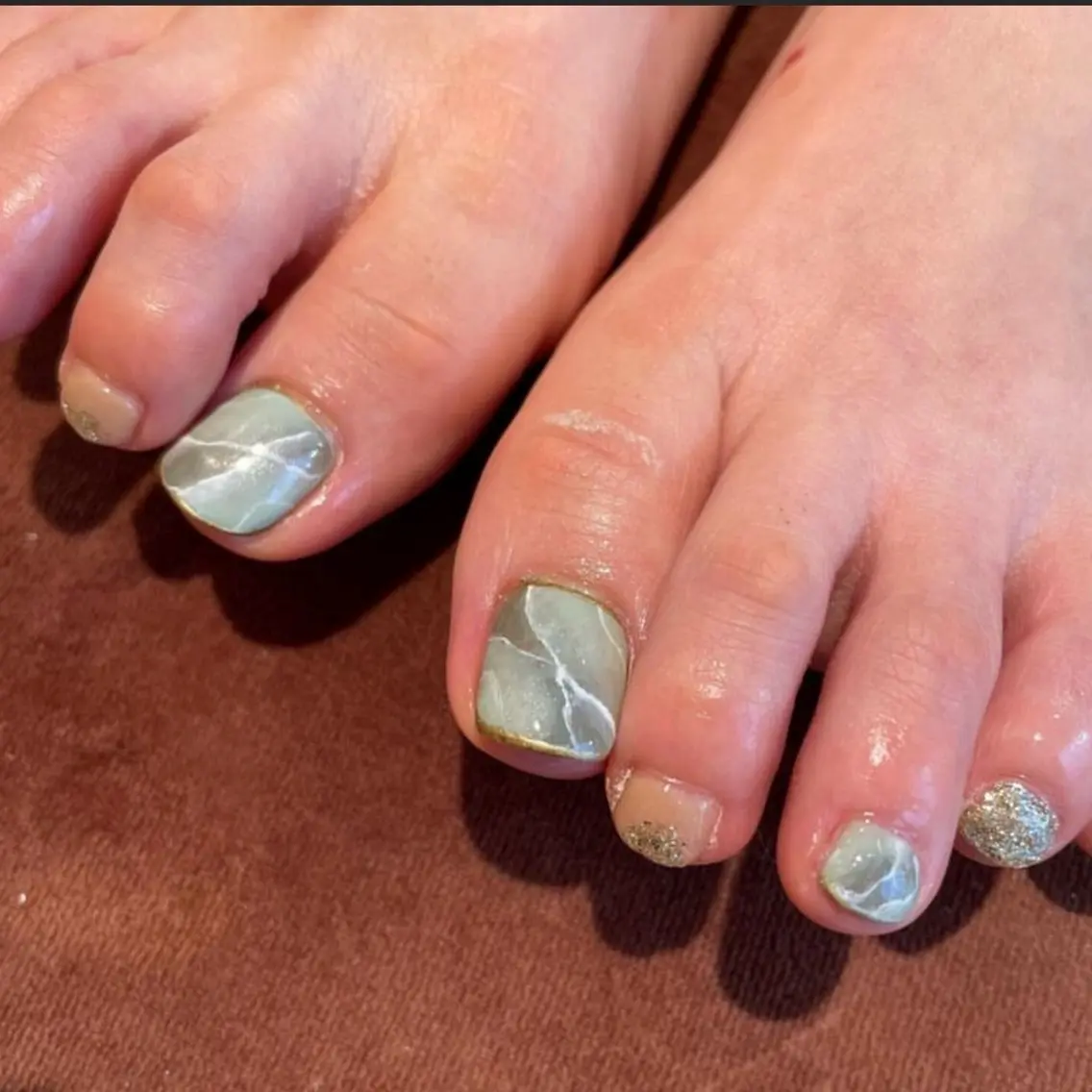 👣フット 片足2本ずつアートネイル🐠🤍の写真