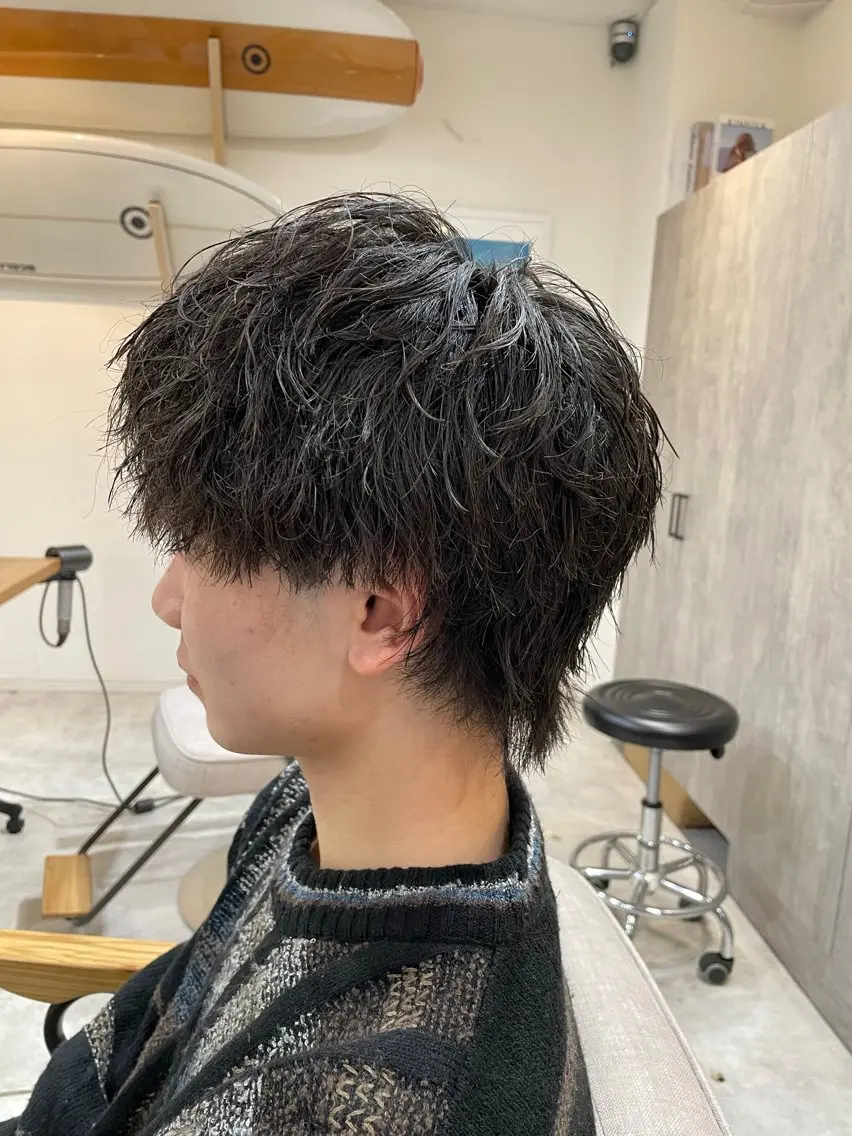 ミディアム パーマ メンズ ミディアムパーマ メンズパーマ カット ホワイトカラー/ ピンクベージュにったのヘアスタイル