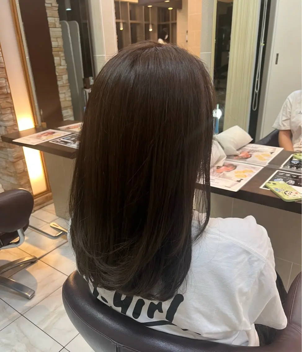 セミロング カラー ブラウンカラー 透明感カラー オリーブブラウン Luana .Rioneのマツエク・マツパデザイン