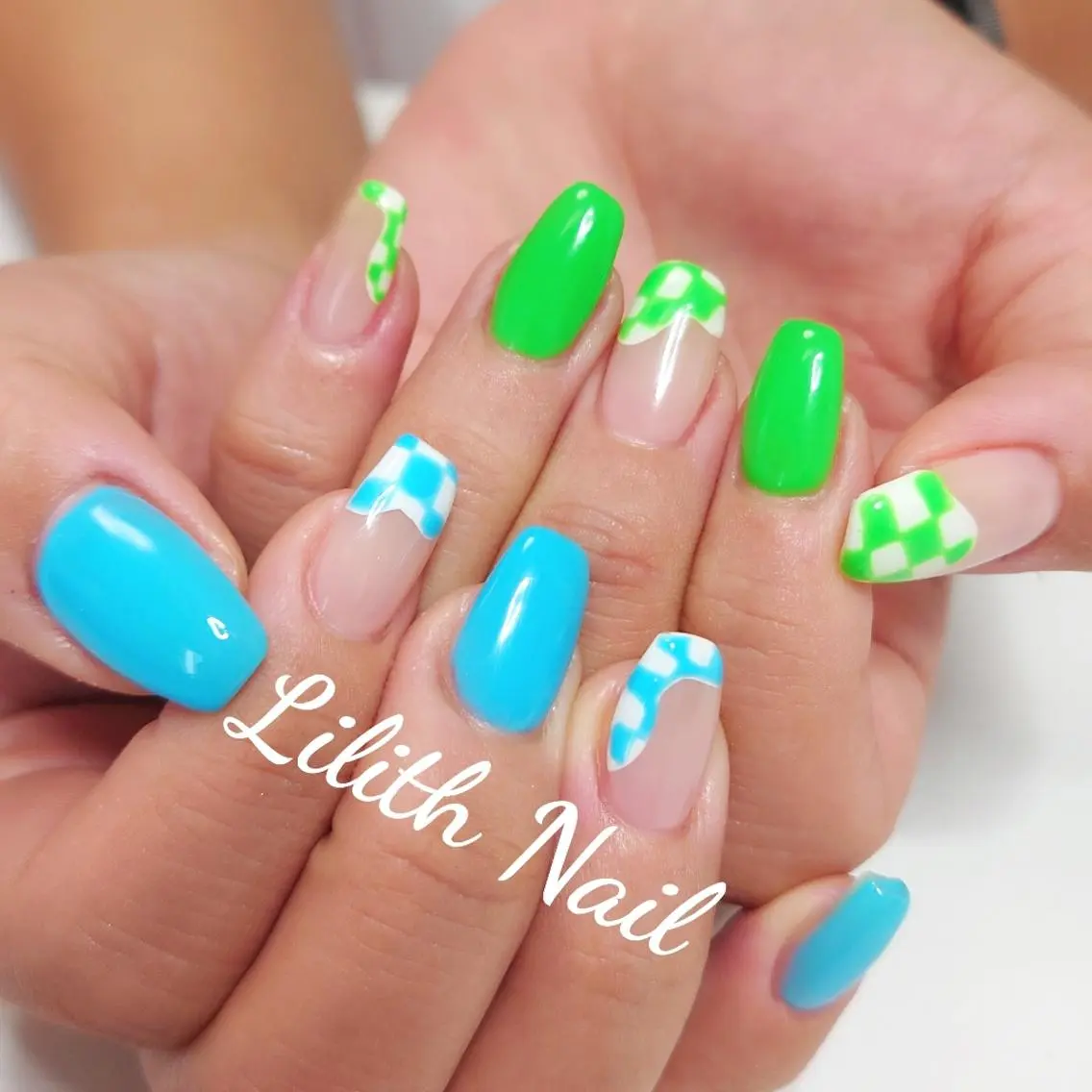 ネイル ブルー グリーン スクエアネイル 夏ネイル ハンドネイル Lilith Nailのネイルデザイン