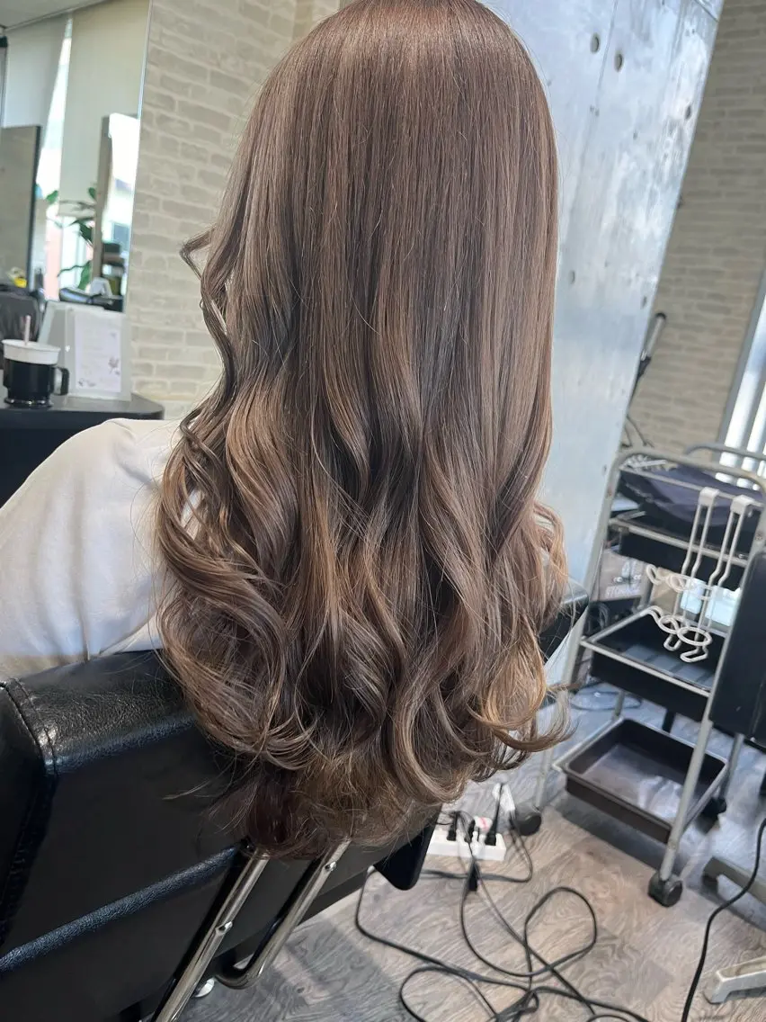 ロング Lilly 中谷友里のヘアスタイル
