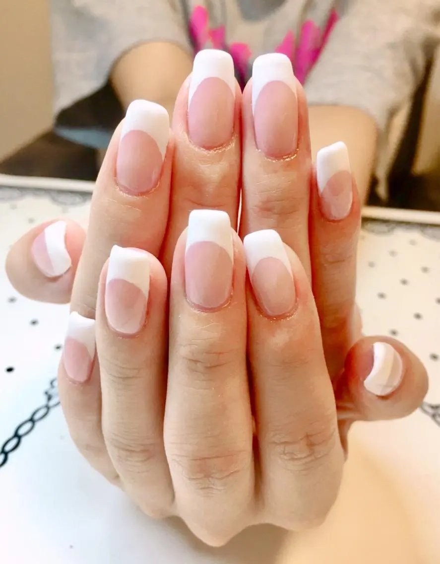 シンプルジェルネイル（グラデーションまたはフレンチ）の写真