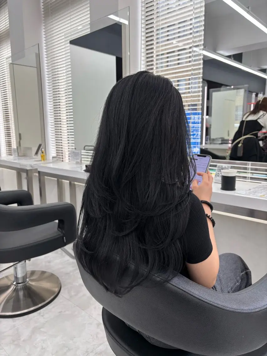 セミロング カラー 抜け感レイヤー︴ ニュアンスカラーのヘアスタイル