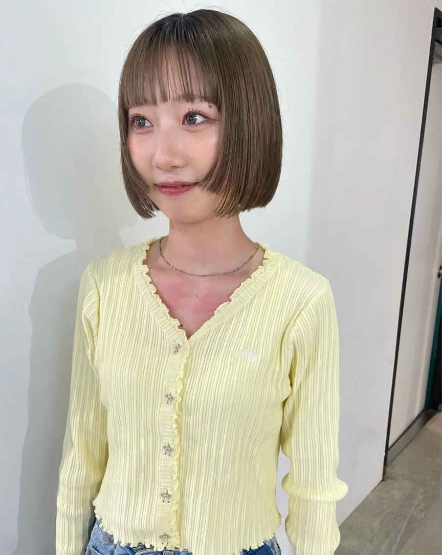 ショート カラー ボブレイヤー ベージュカラー オリーブベージュ オリーブカラー ボブ ヘアカラー トリートメント MIU/ルーツカラー 顔まわりレイヤーのヘアスタイル