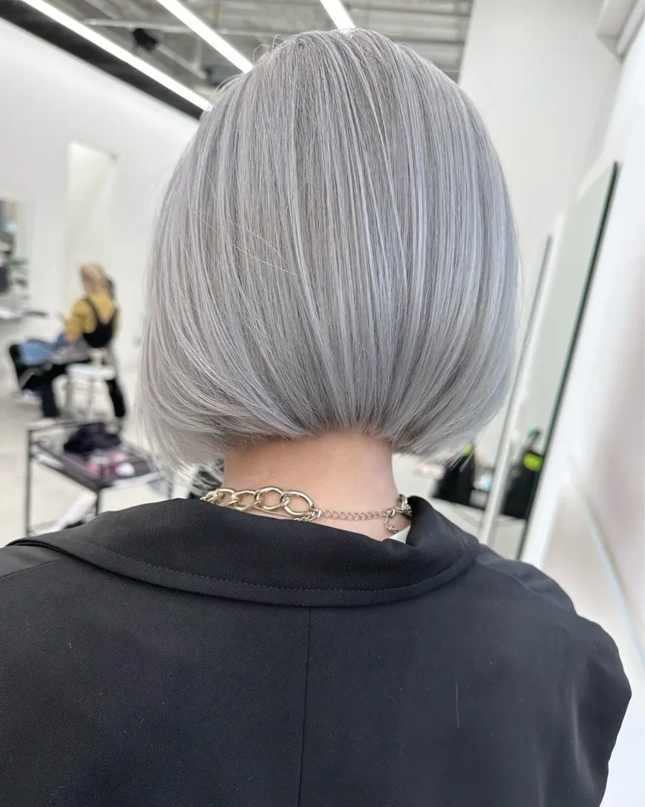 ショート カラー ブリーチ 透明感カラー ハイトーンカラー シルバー ヘアカラー 𝐀𝐦𝐢/東海市 /ギャル/ハイトーンのヘアスタイル