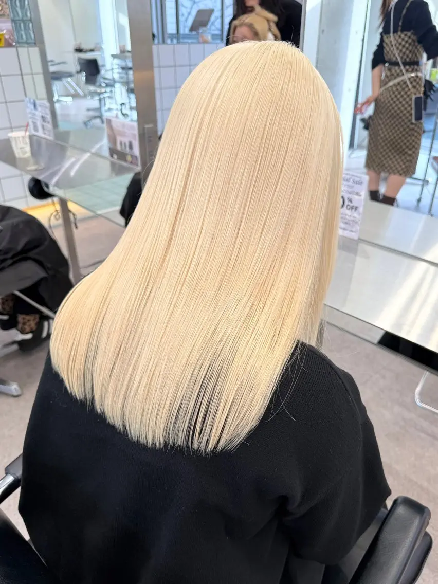 ミディアム ヘアカラー ハイトーン💎 ホワイトベージュ坪谷のヘアスタイル