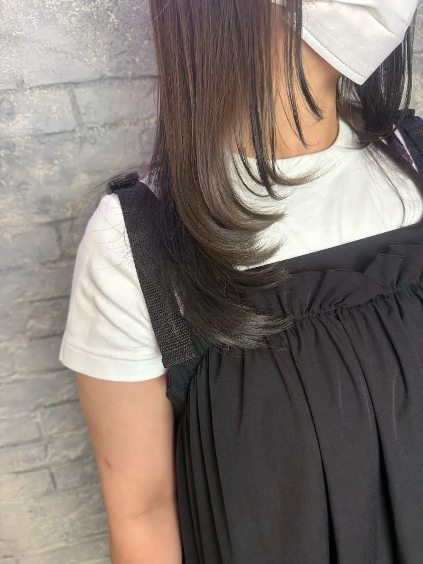 セミロング レイヤーカット 韓国ヘア✨グレージュ カラーasamiのヘアスタイル