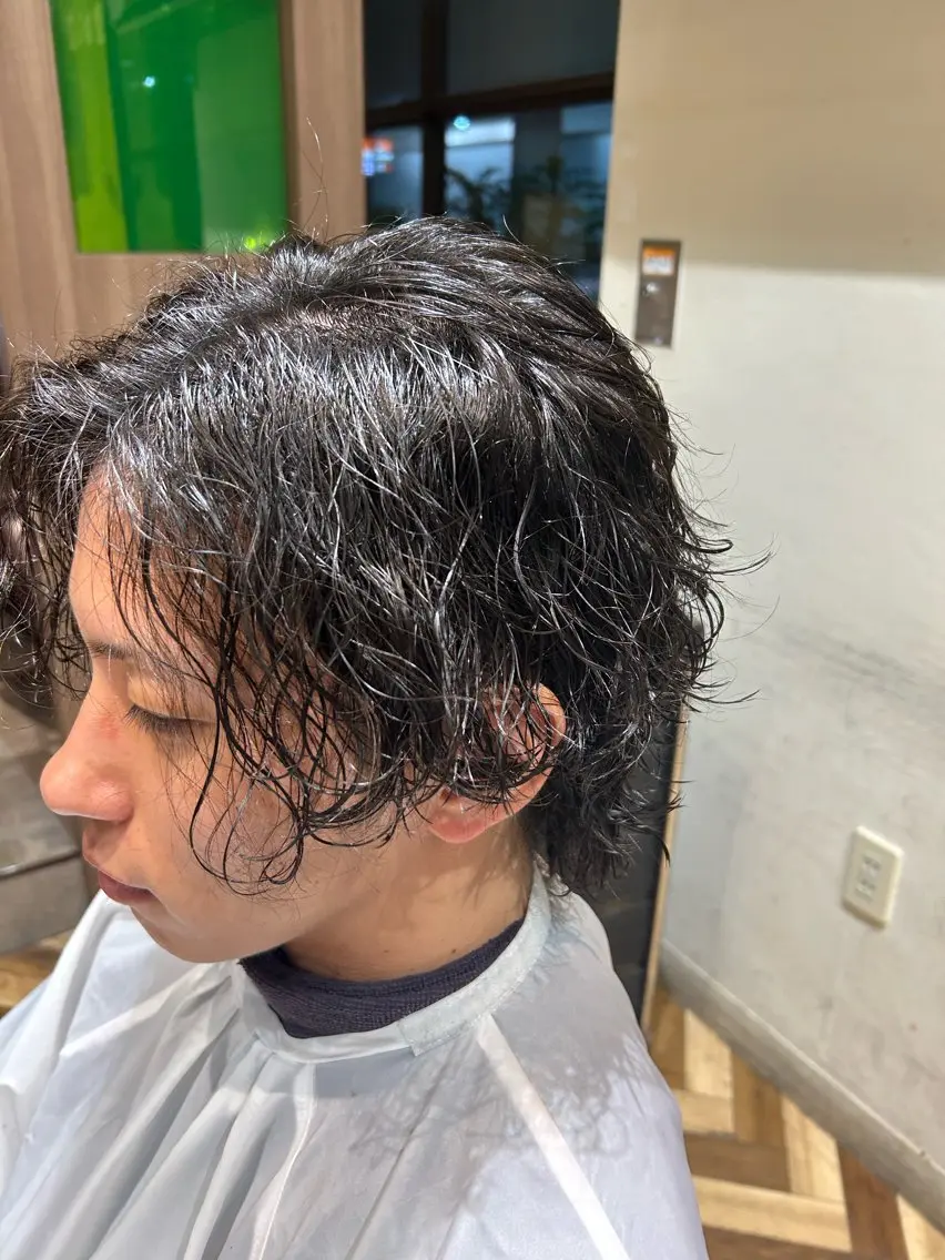 メンズ メンズパーマ 波巻きパーマ カット パーマ トリートメント ナルミ ケイスケのヘアスタイル