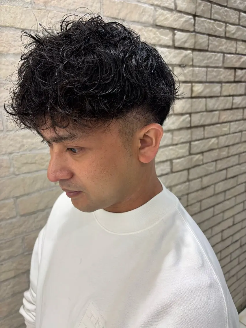 ミディアム パーマ メンズ 【メンズ特化】セン ターパート/保坂太一のヘアスタイル