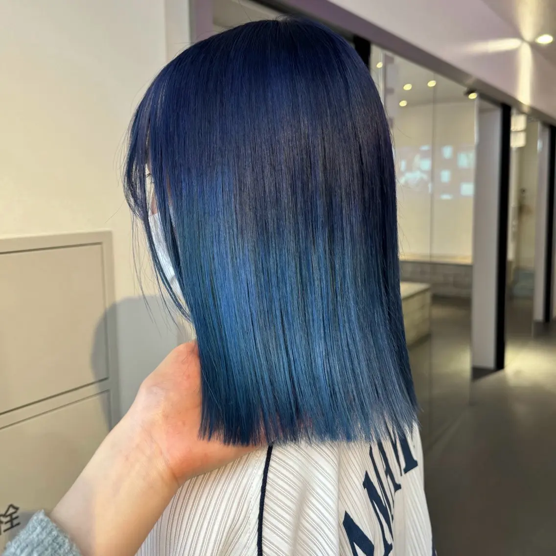 セミロング カラー ブリーチ ブルーカラー デザインカラー ダブルカラー ハイトーンカラー ヘアカラー トリートメント 🌼動き×透明感🩵 ハイトーン/ナナのヘアスタイル