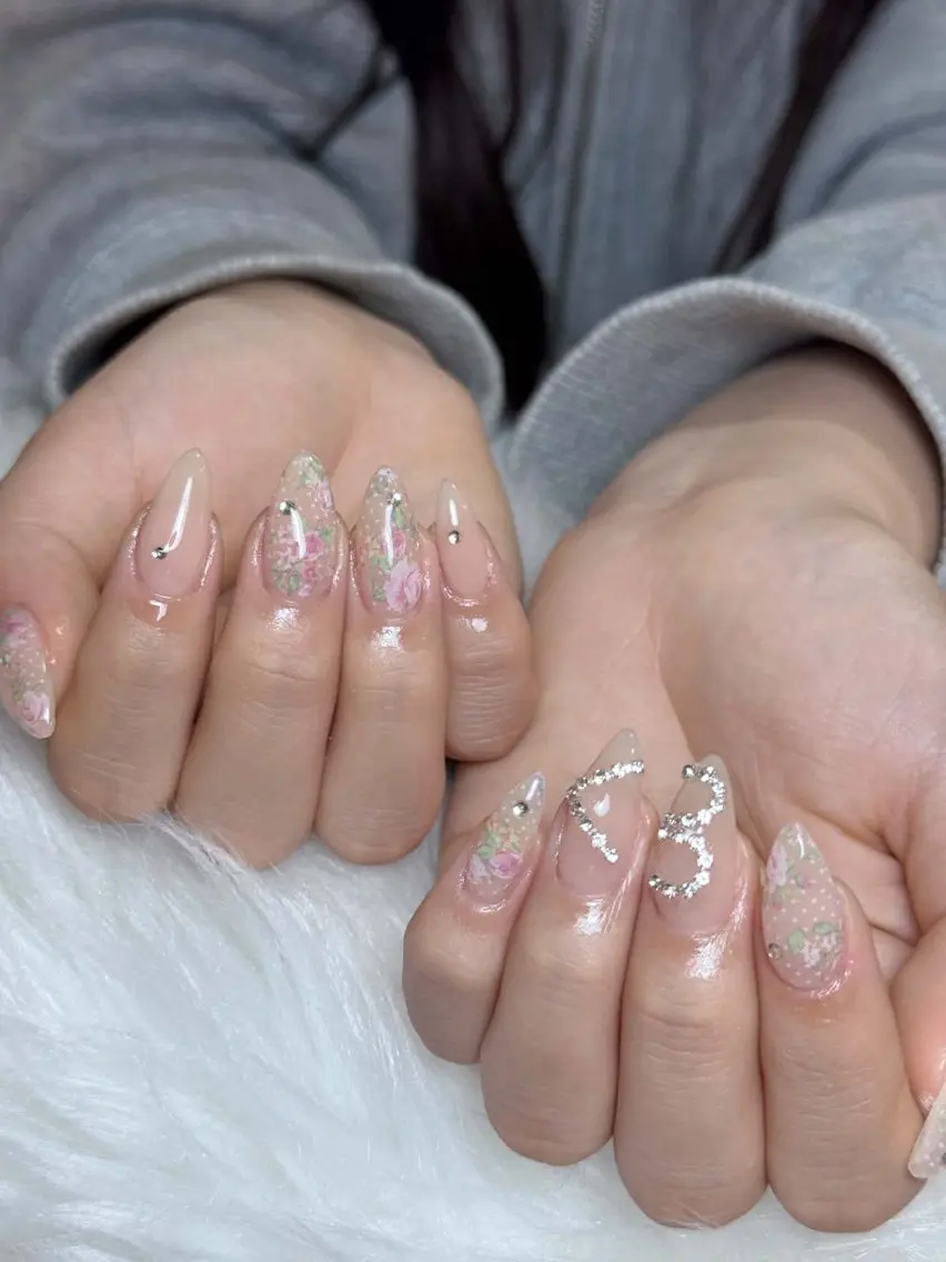 ネイル チークネイル ドット フレンチネイル グラデーション 韓国ネイル Lisa Nail Salonのネイルデザイン