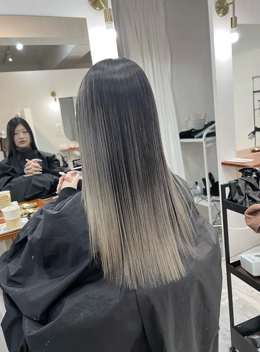 セミロング カラー バレイヤージュ シルバー ホワイトシルバー レイヤーカット 指名数No.1 /NAOYAのヘアスタイル