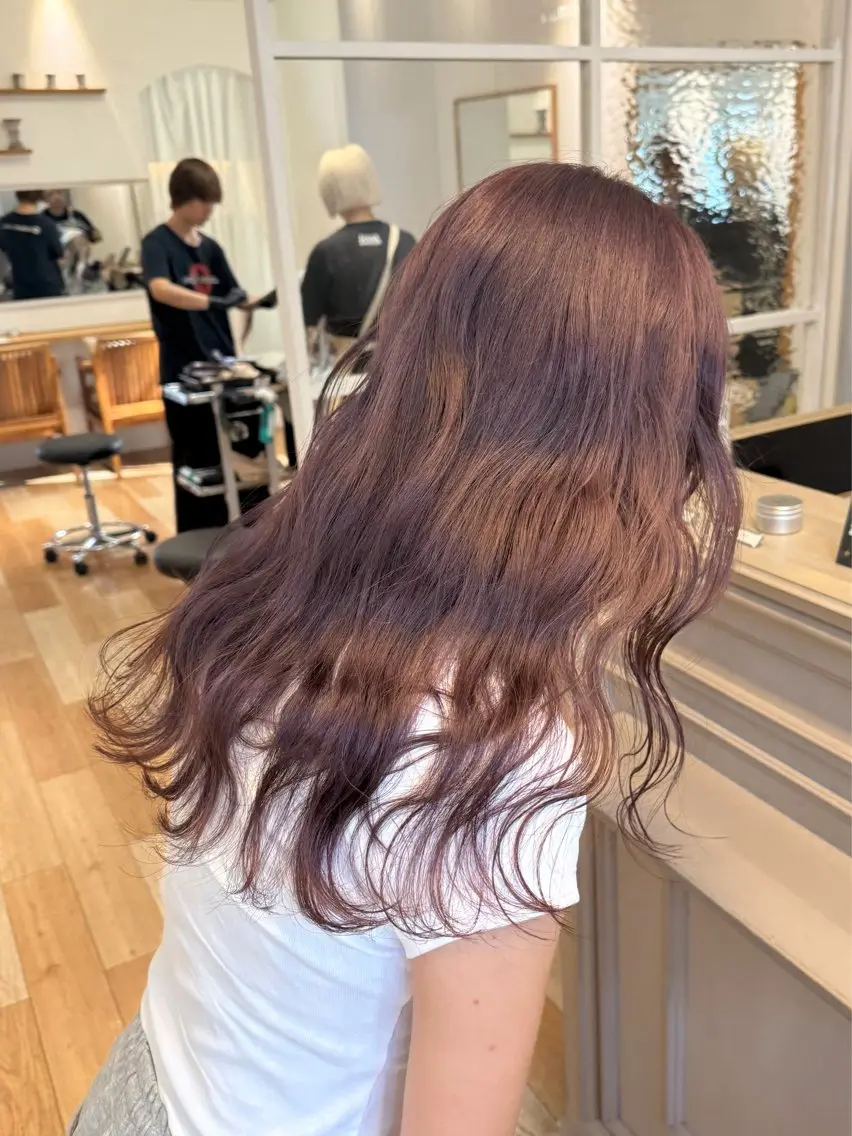 セミロング カラー ミルクティー× グレージュMOMOのヘアスタイル