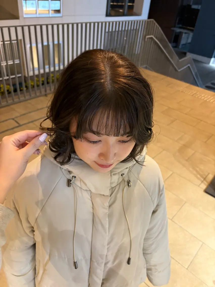 ミディアム カラー ベージュカラー オリーブベージュ ヘアカラー ヨシノ マナウのヘアスタイル