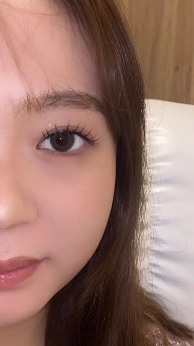 マツエク・マツパ 束感まつ毛 フラットラッシュ 韓国風マツエク パリジェンヌラッシュリフト ボリュームラッシュ 肌に馴染むハイトーン /ミルクティーカラーのヘアスタイル
