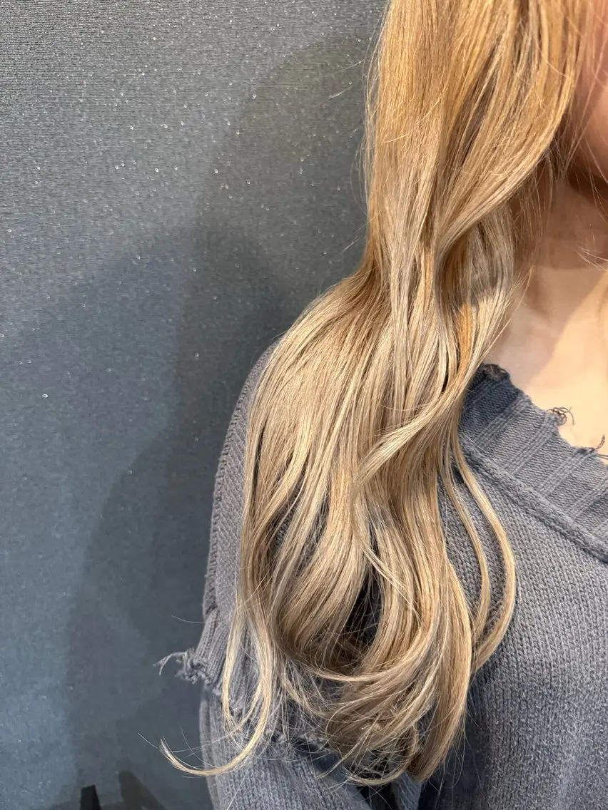 ロング カラー ベージュカラー ブリーチ ケアブリーチ ミルクティーベージュ ワタナベ テルマサのヘアスタイル