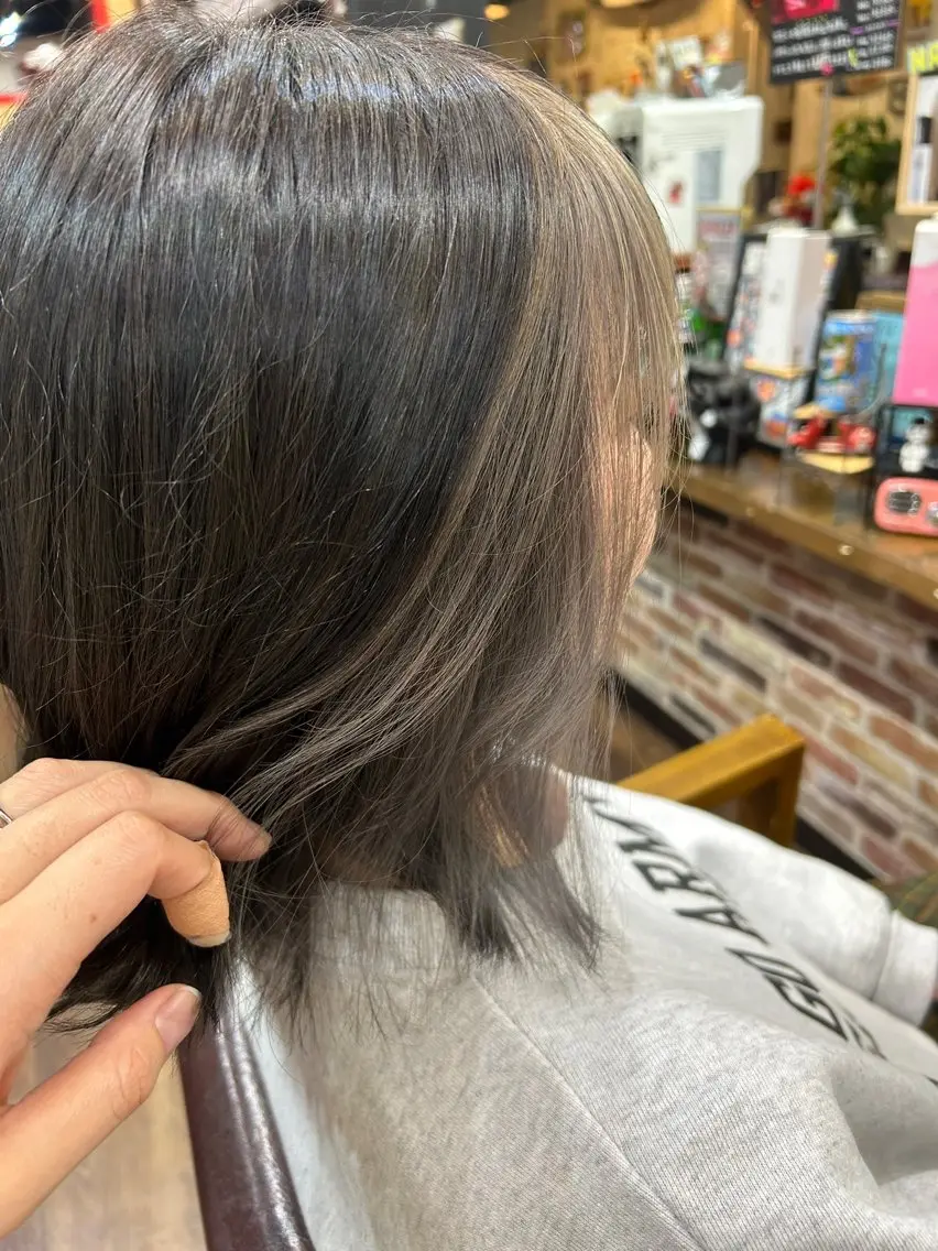 ミディアム カラー アディクシーカラー ブリーチ インナーカラー シルバー トリートメント ヘアカラー トリートメント 🌴 NALUスタイ リストおKIKU🏄のヘアスタイル