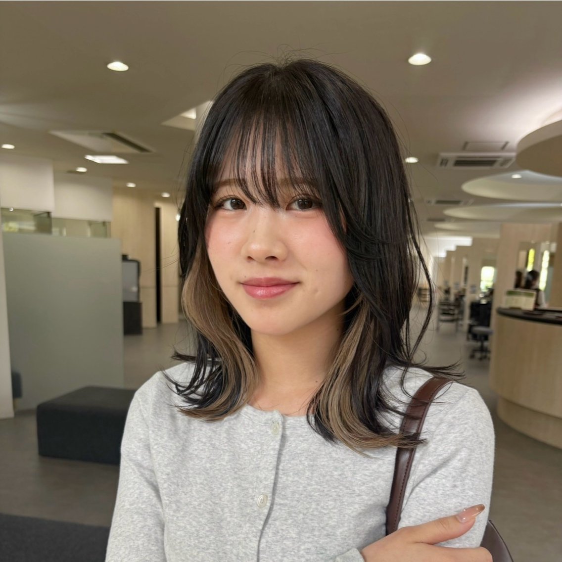 ミディアム カラー ベージュカラー グレージュ インナーカラー ミルクティーベージュ カット ヘアカラー 安達まい/ インナーカラー◎のヘアスタイル