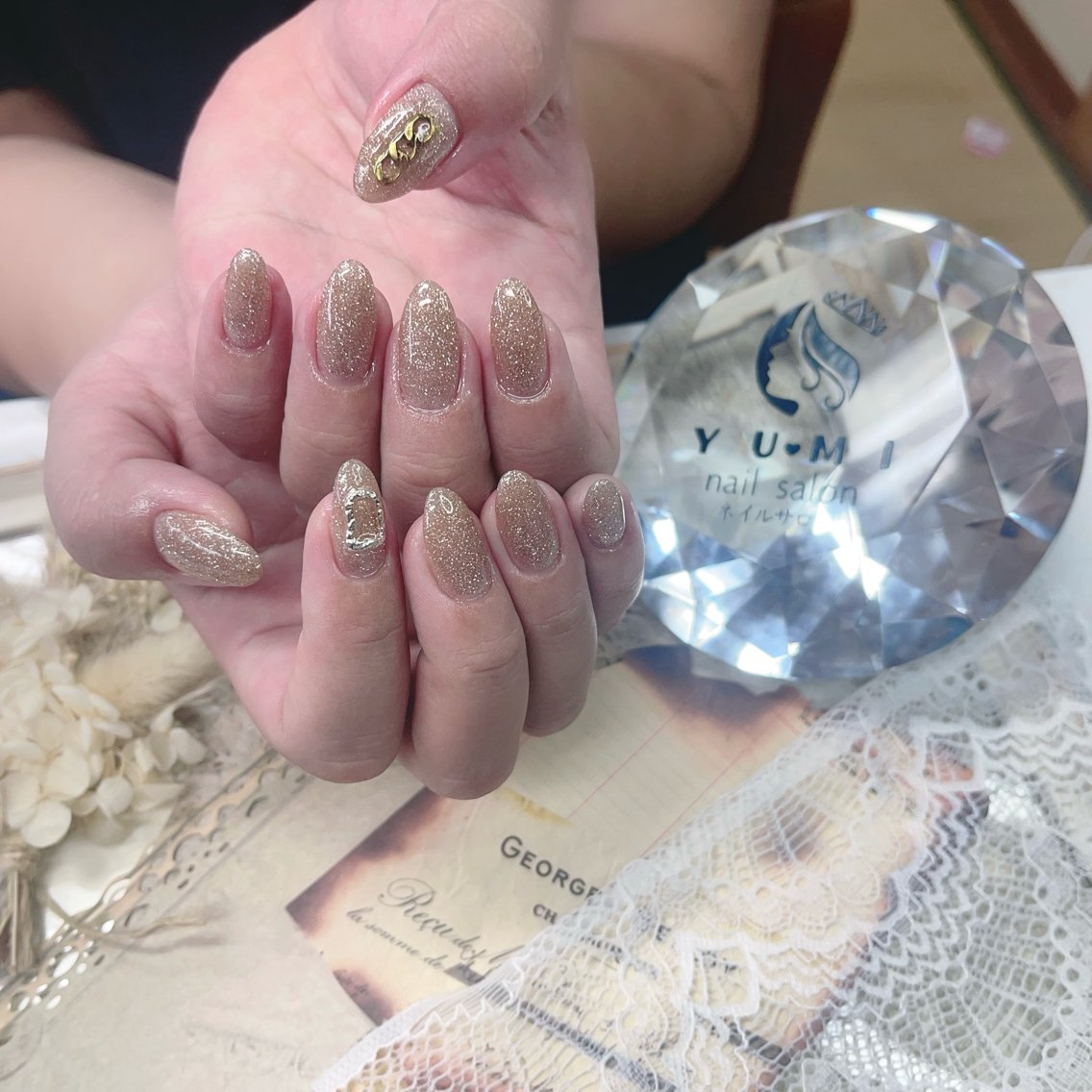 ジェルネイル（単色）+パーツ（2個）の写真