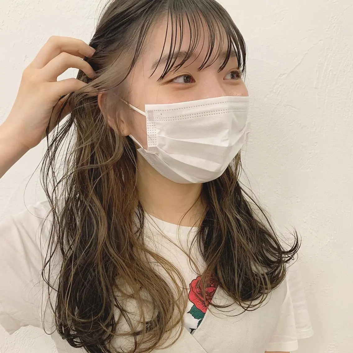 セミロング カラー ネイル ハイトーンボブ 前田 表参道　グレージュのヘアスタイル