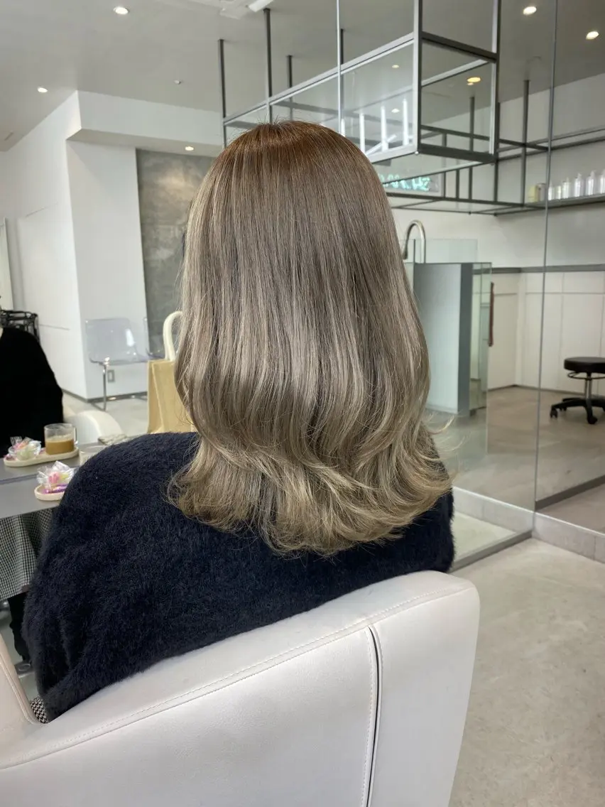 セミロング カラー ブリーチ グレージュ レイヤーカット マンツーマンサロン 🤍Tanakaのヘアスタイル