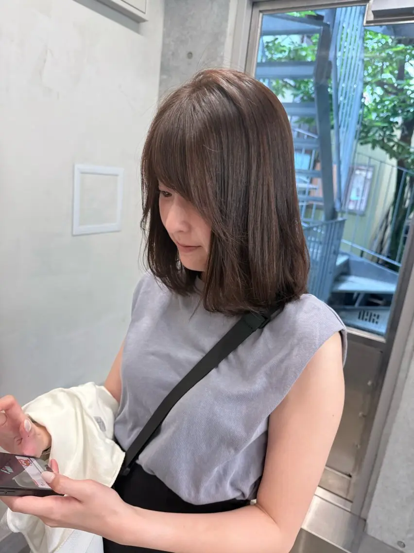ミディアム カラー ミディアムレイヤー アッシュ ベージュカラー ブリーチ 透明感カラー カット ヘアカラー トリートメント 誰より丁寧なカット/ 小林輝/レイヤーのヘアスタイル