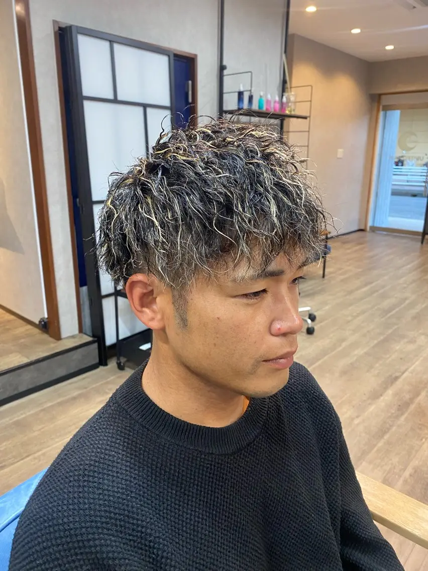 ショート カラー パーマ メンズ メンズハイライト メンズパーマ ツイストスパイラルパーマ ハイライトカラー ハイライト カット パーマ 田口 慎士のヘアスタイル