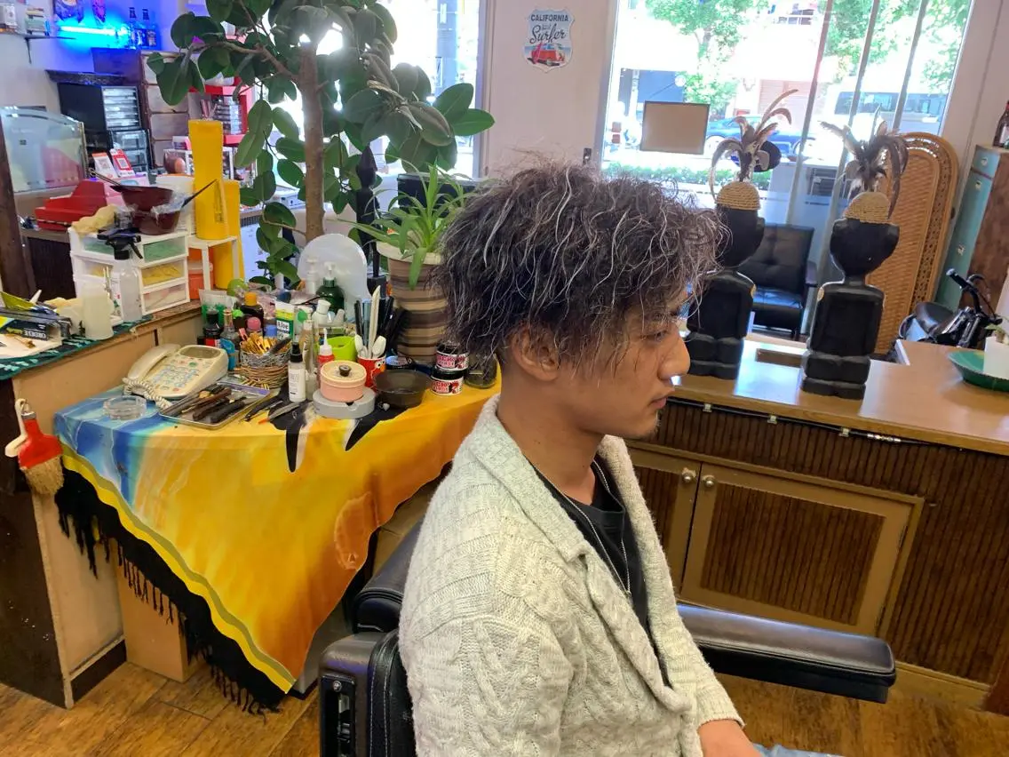 ミニモ限定　メンズスキンフェードカット、メッシュ　ブリーチ2回込み、ホワイトシルバーカラー人気のアディクシーカラーの写真