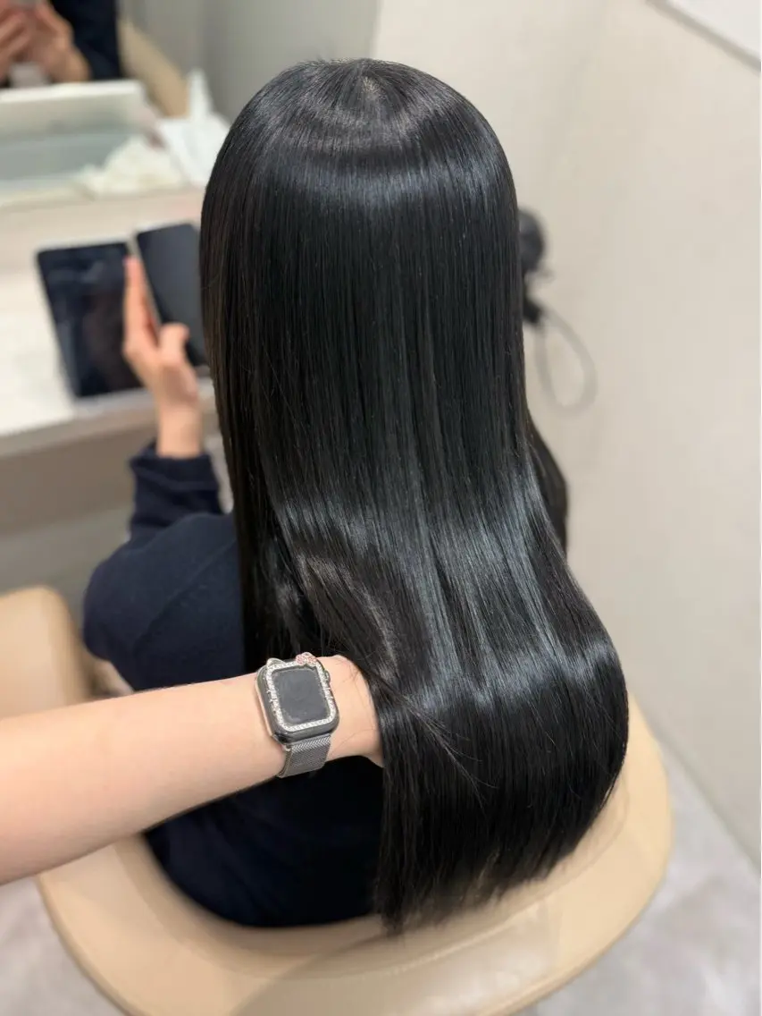 ロング カラー 黒髪 ブルーカラー ブルーブラック カット ヘアカラー 縮毛矯正 トリートメント ラベンダー💜 グレージュ🩶のヘアスタイル