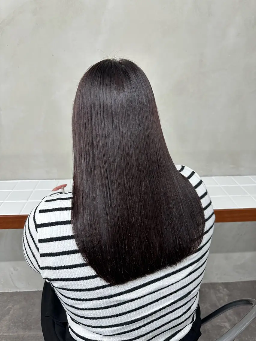 ロング パーマ 縮毛矯正 圧倒的 毛流れ センターパートのヘアスタイル