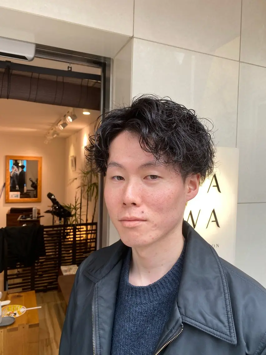 ショート メンズ センターパート 刈り上げ カット 艶カラー、パーマ 祥一朗　WAWAのヘアスタイル