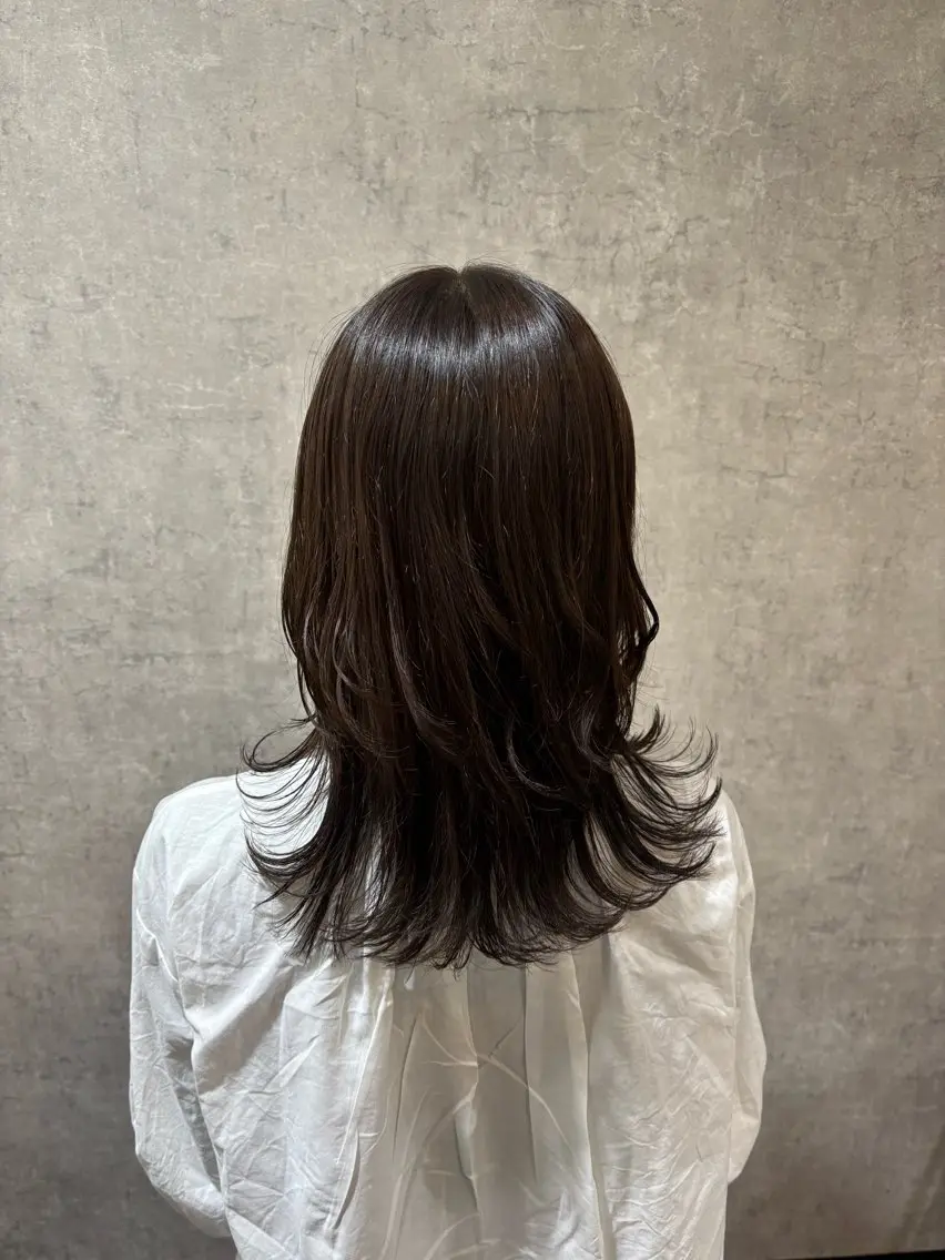 セミロング 艶髪/透明感カラー 下山 萌華のヘアスタイル
