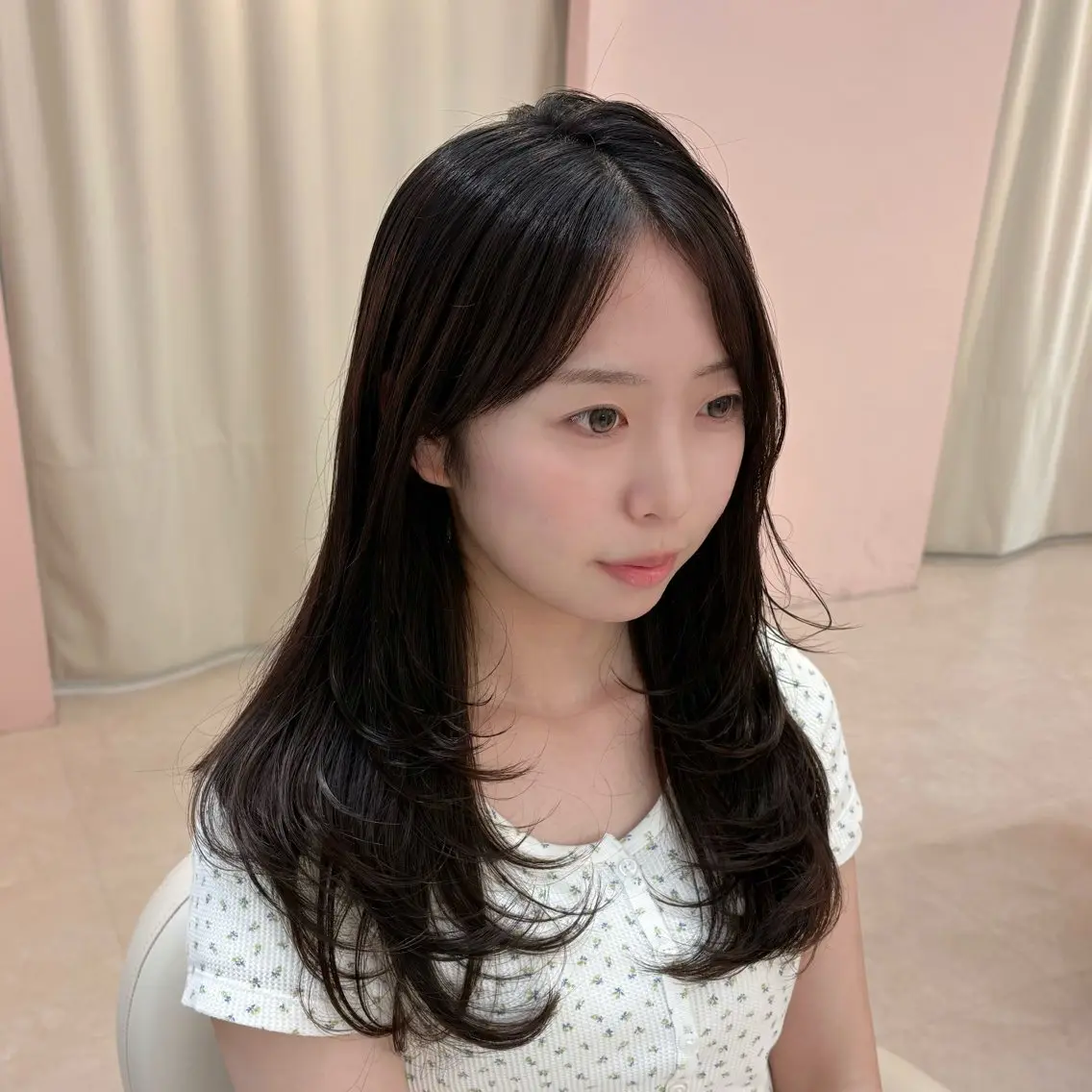 ロング カラー ブラウンカラー ダークブラウン レイヤーカット カット ヘアカラー トリートメント AOI🎀 顔周り カット/透明感カラーのヘアスタイル