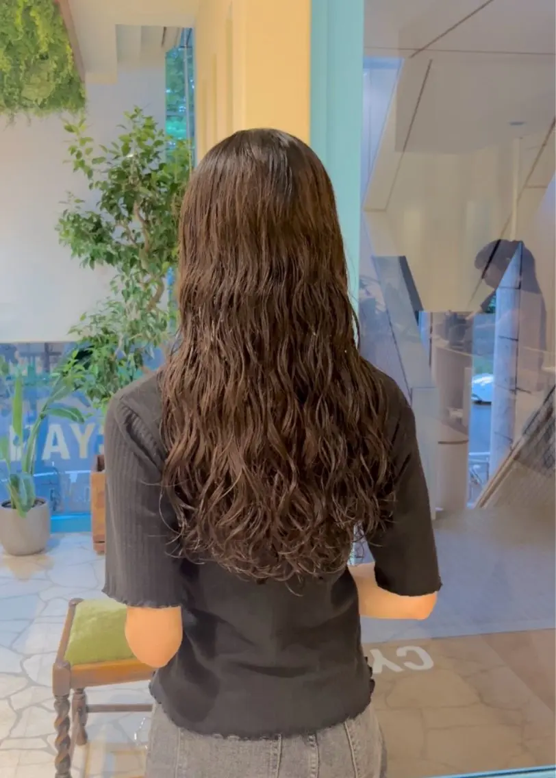 ロング カラー パーマ ロングレイヤー レイヤーカット ロング カット パーマ トリートメント 山口 陸のヘアスタイル