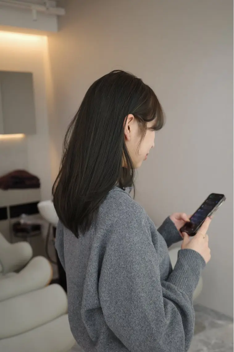 セミロング カラー 透明感カラー グレージュ オリーブグレージュ オリーブグレー レイヤーカット ミディアムモデル COA 佐藤壮真🪶のヘアスタイル