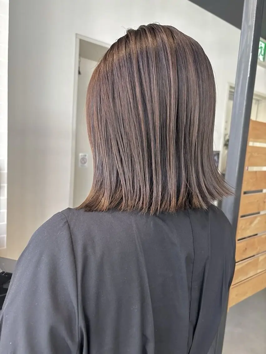 ミディアム カラー ダブルカラー ハイトーンカラー ボブ 顔周りカット 髪質改善 RISE SWELL 江坂momoneのヘアスタイル
