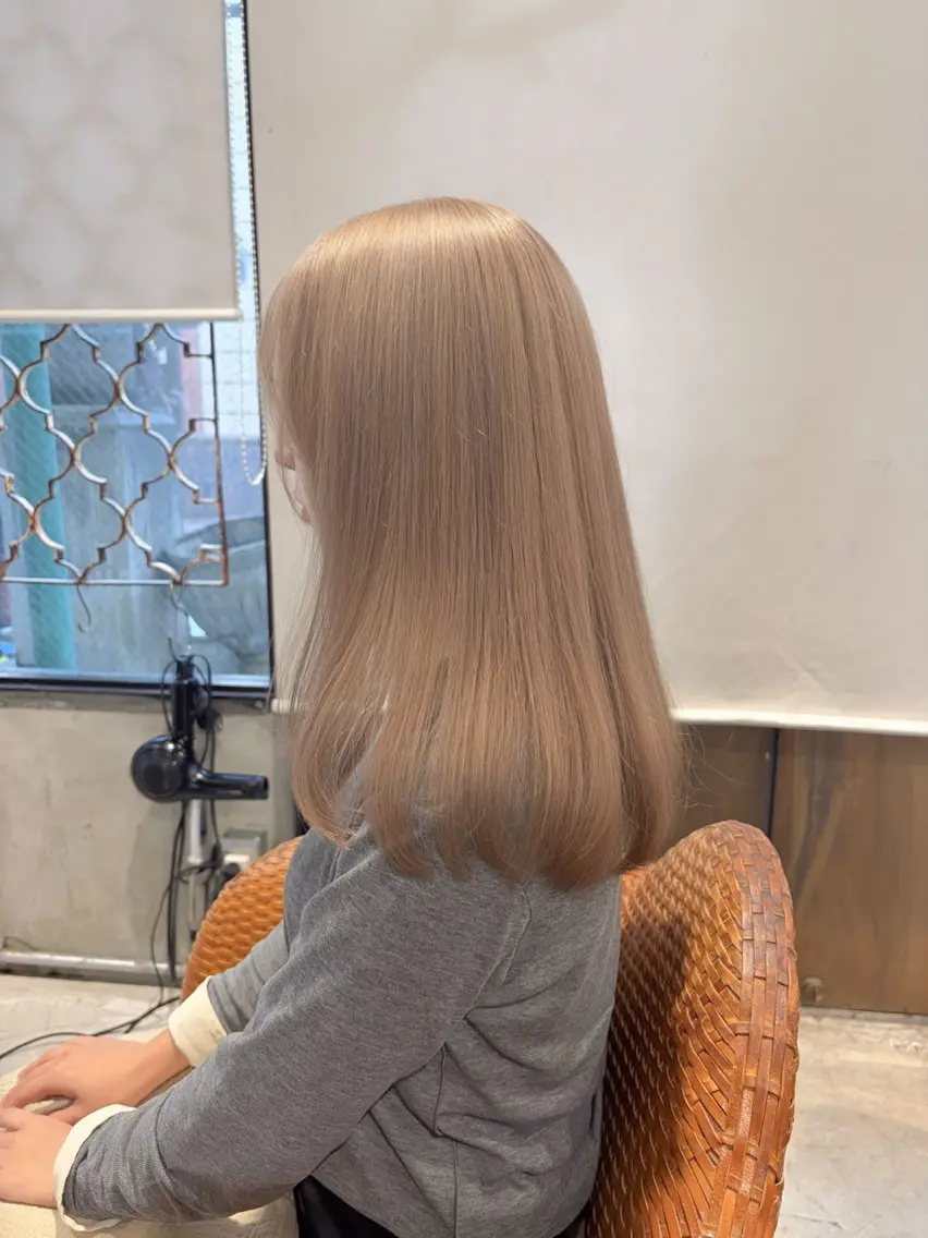 セミロング カラー 切りっぱなしボブ アッシュ アッシュグレー アッシュグレージュ ベージュカラー ヘアカラー トリートメント ヘアセット 似合わせベージュ 🍯ayumi🍯のヘアスタイル