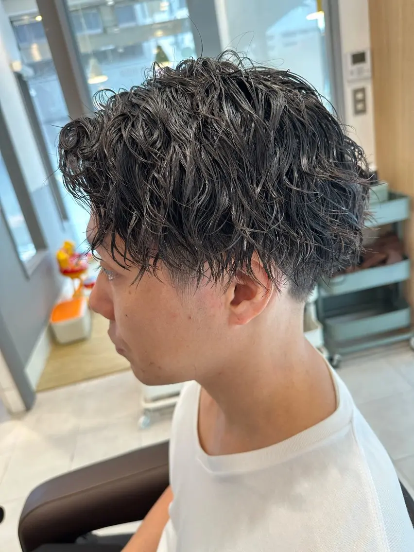 ミディアム パーマ メンズ ミディアムパーマ フェードカット メンズパーマ ツイストスパイラルパーマ 波巻きパーマ 💈メンズ特化 美容師サキ💈のヘアスタイル