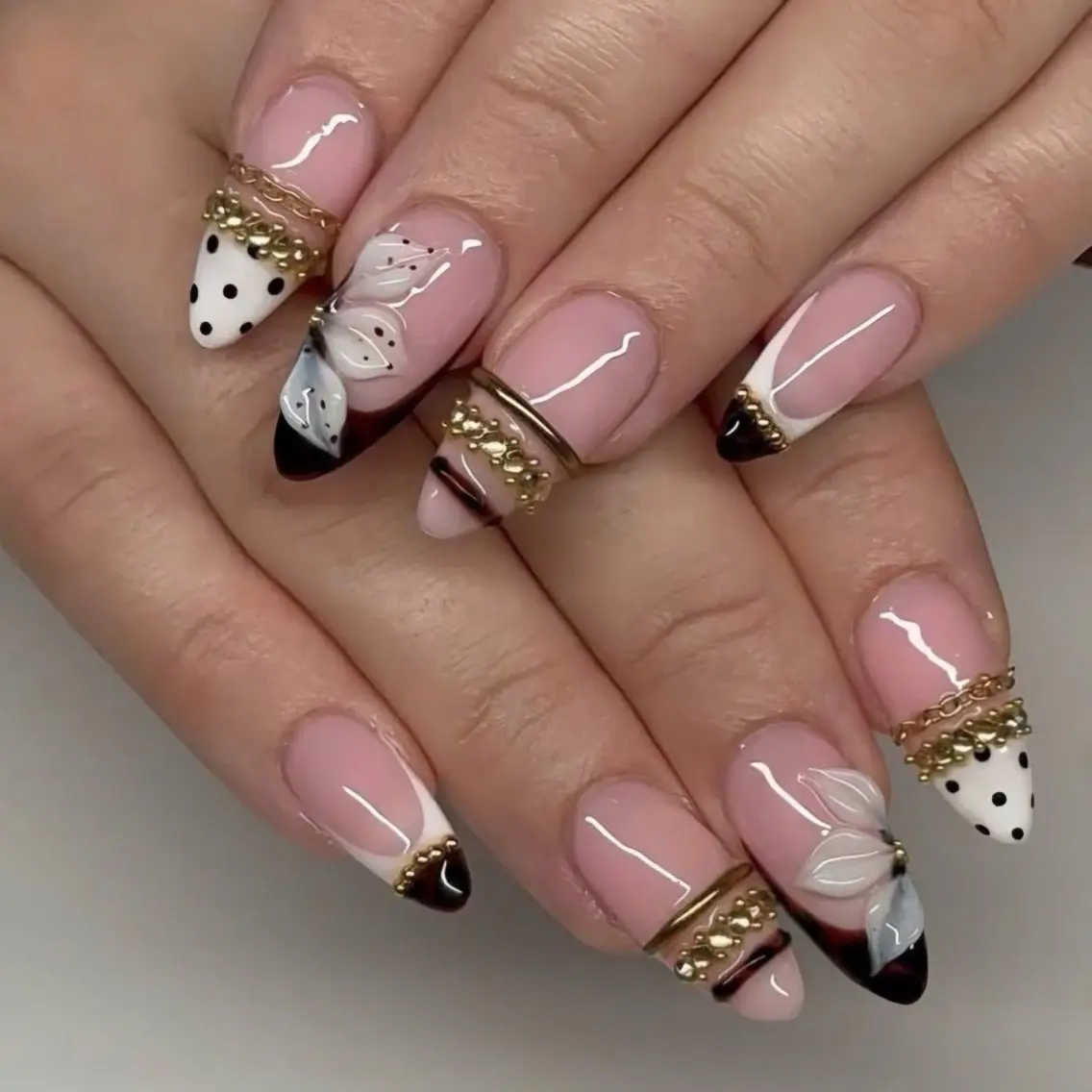 ネイル ドット フラワーネイル フレンチネイル ジェルネイル ゴールド ハンドネイル Umee Nailのネイルデザイン